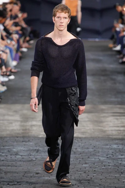Look 16